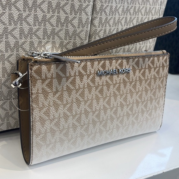 MICHAEL KORS
Jet Set Large Logo Signature Double-Zip Wristlet-Wallet-Phone Case - Picture 14 of 16